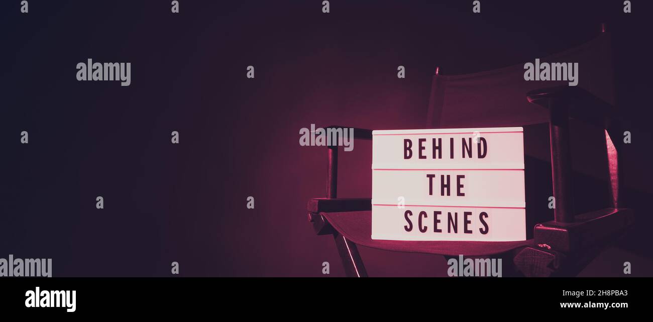 Regia con dietro la scena banner light box. Letterboard text Lightbox o Cinema Light box. Lavagna con film e sedia del direttore. Bac. Nero Foto Stock