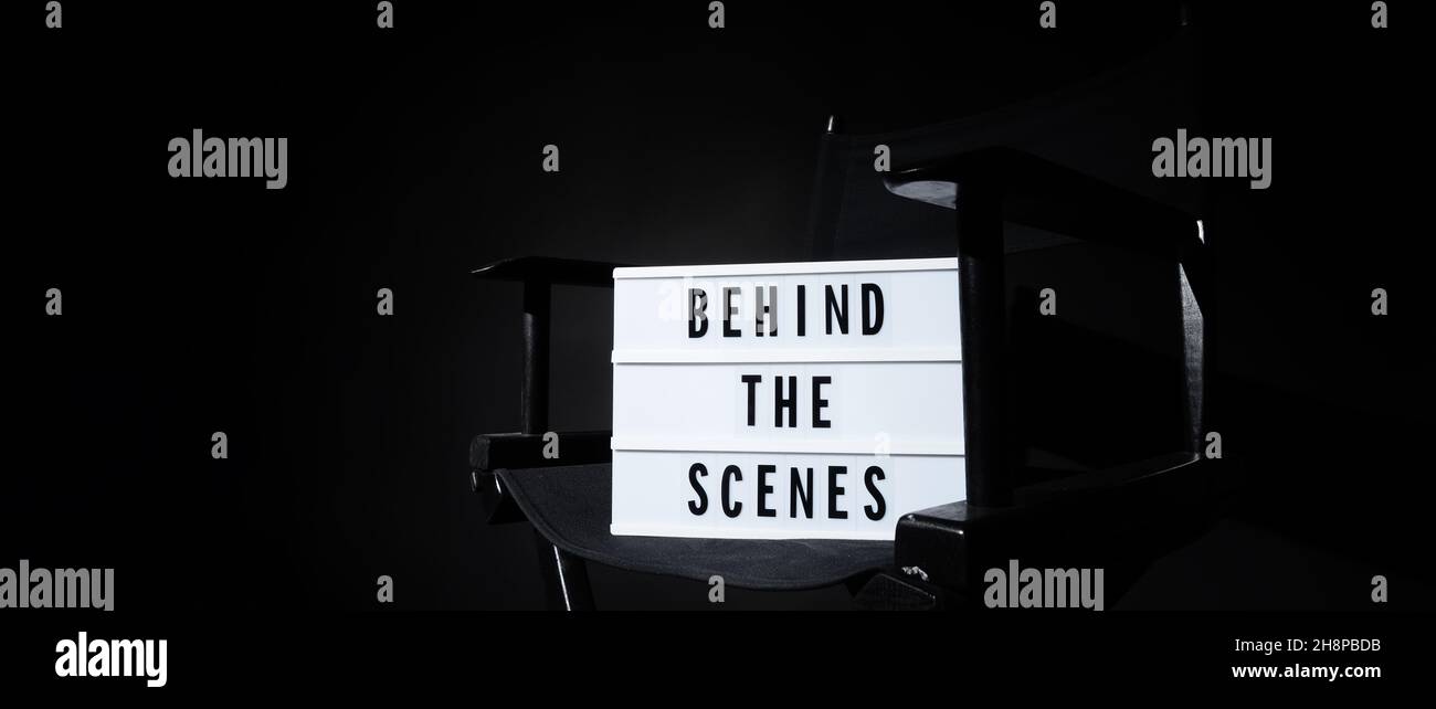 Regia con dietro la scena banner light box. Letterboard text Lightbox o Cinema Light box. Lavagna con film e sedia del direttore. Bac. Nero Foto Stock