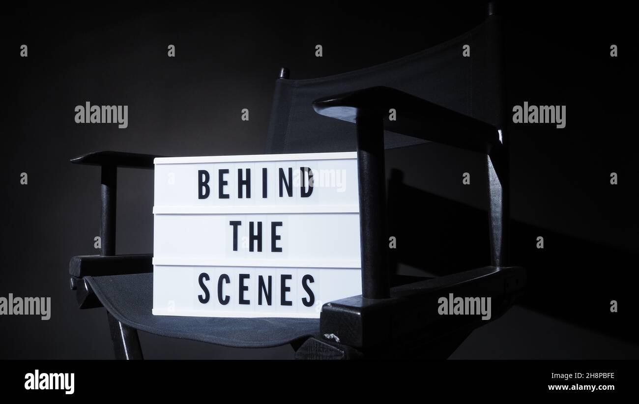 Regia con dietro la scena banner light box. Letterboard text Lightbox o Cinema Light box. Lavagna con film e sedia del direttore. Bac. Nero Foto Stock