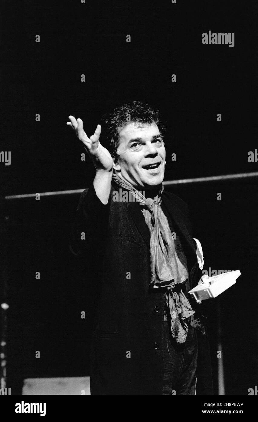 ROAD by Jim Cartwright design: Paul Brown Lighting: Christopher Toulmin regista: Simon Curtis Ian Dury (sullery) Royal Court Theatre, London SW1 26/01/1987 Foto Stock