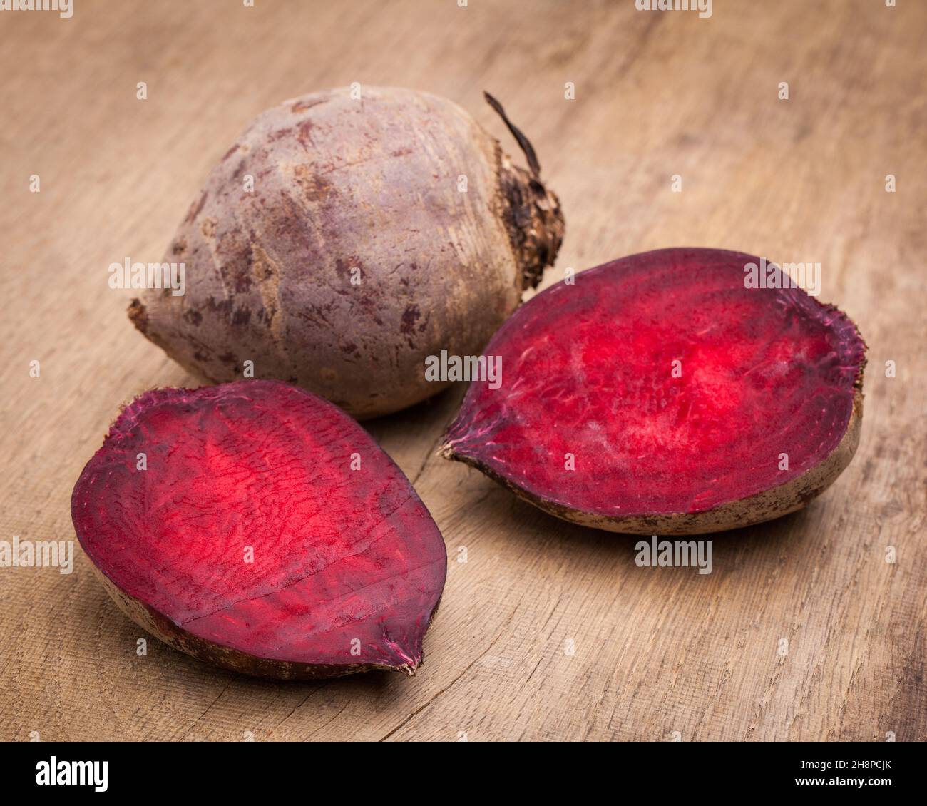 Barbabietola su barbabietole da tavola di legno, rossa, barbabietola, intera, metà, dimezzato, barbabietola, verdure, interno, sfondo Foto Stock