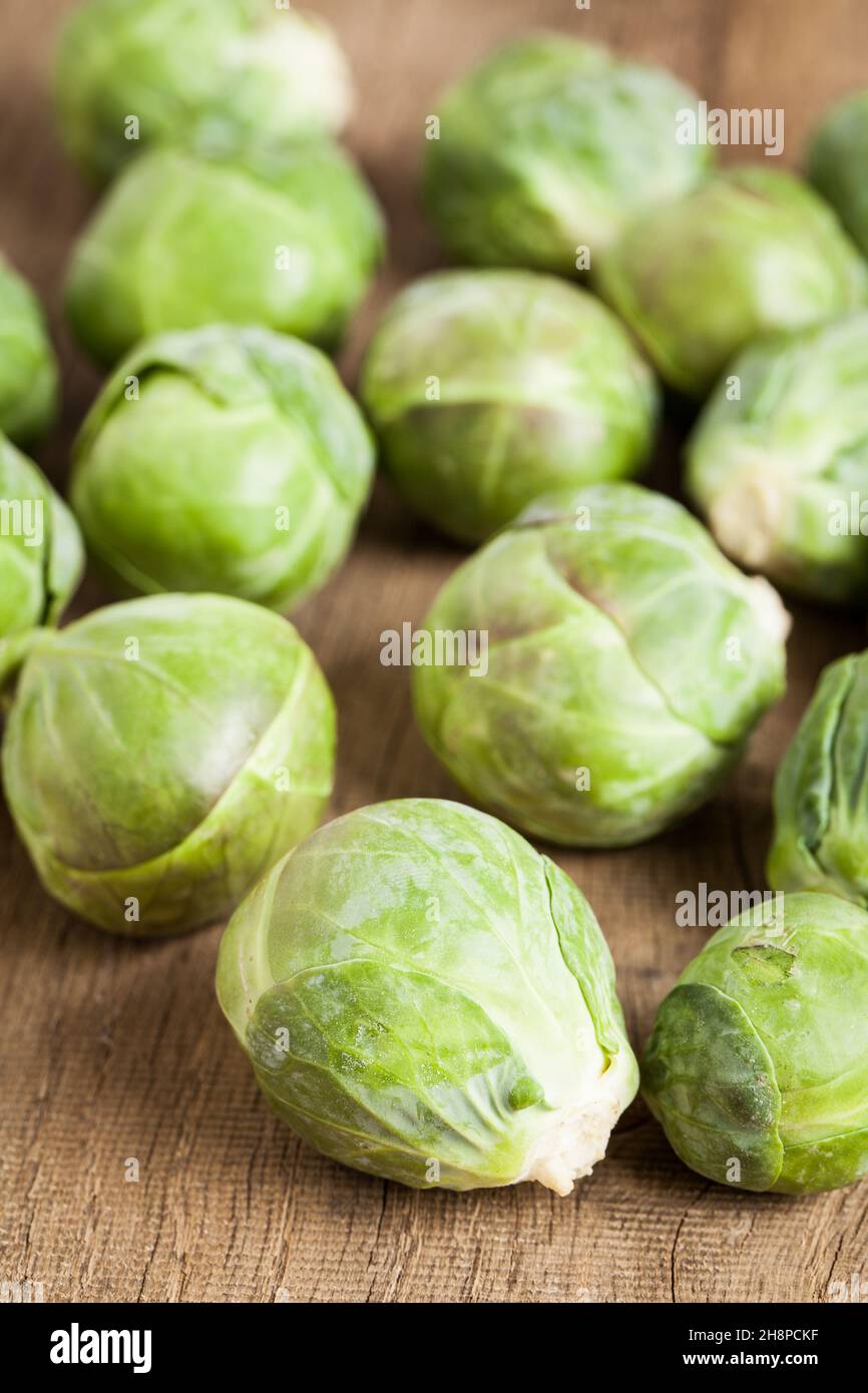Germogli di Bruxelles su tavola di legno cavoli di bruxelles, cavoli, cavoli, verdi, erbe, germogli, bianchi, vegetali Foto Stock