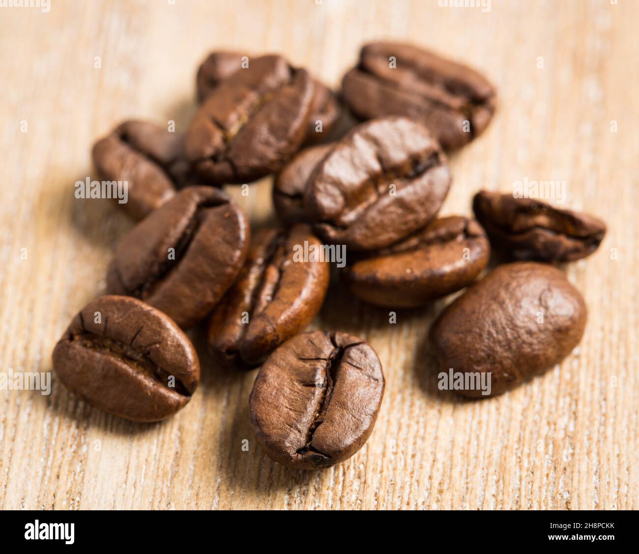 Chicchi di caffè su asse di legno caffè, fagioli, chicchi di caffè, asse, singolo, spazio, legno, piccolo, molti, mucchio Foto Stock