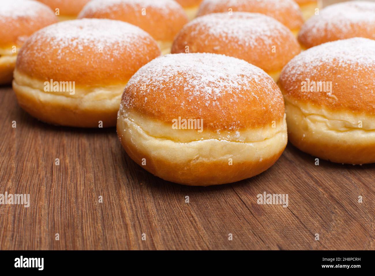 Molte ciambelle su tavola di legno ciambelle, molti, Krapfen, Faschingskrapfen, serie, bianco, segmento, uno Foto Stock