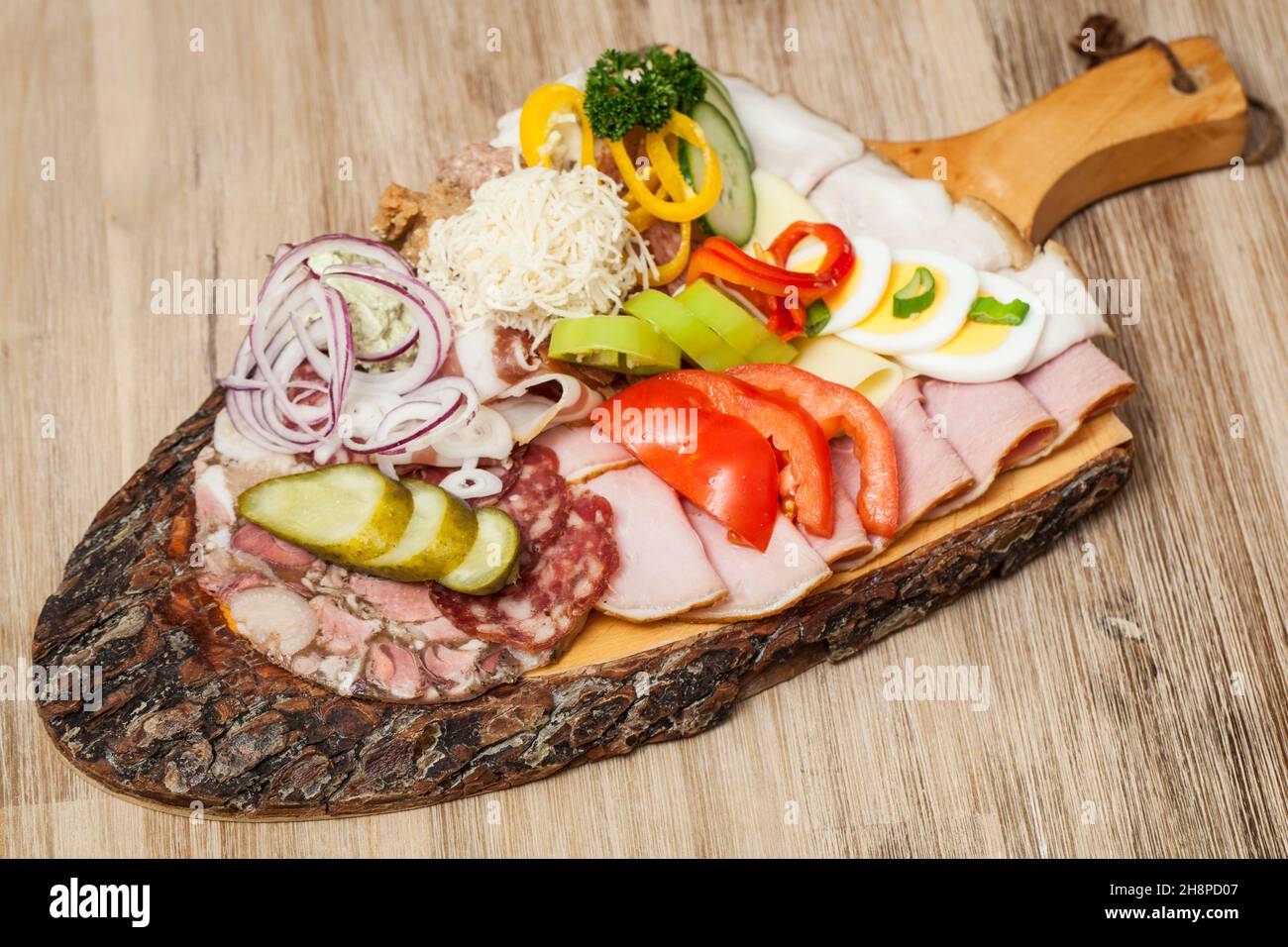 Stiria Brettl spuntini su legno Brettljause, carne, taverna, taverna, vino, uova, uovo Foto Stock