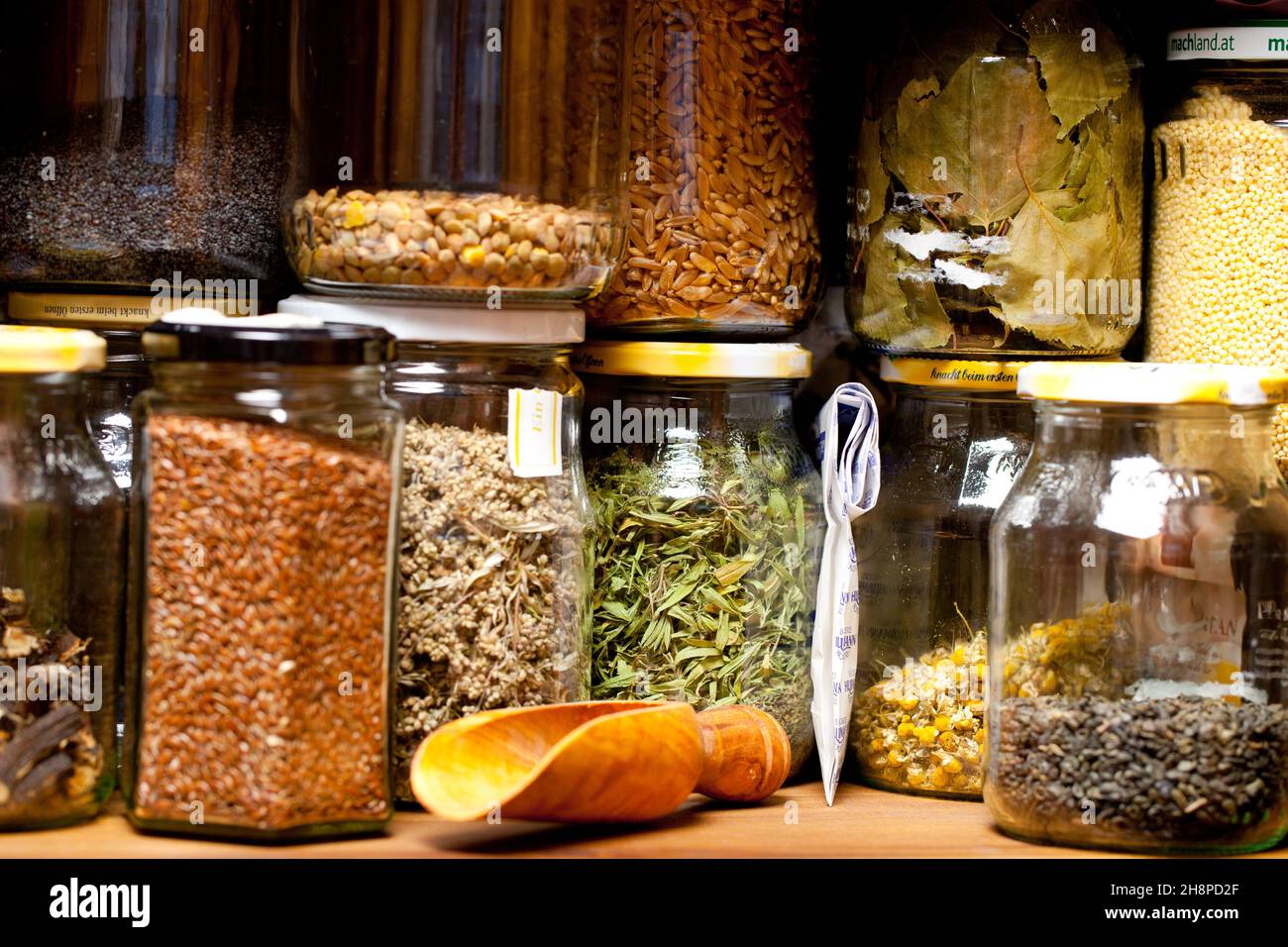 Varie erbe essiccate in vasetti di vetro scatola di vetri, diverso, grani, medicina, riunisca, cura, gabinetto medico, pala, fianco a fianco, camomilla Foto Stock
