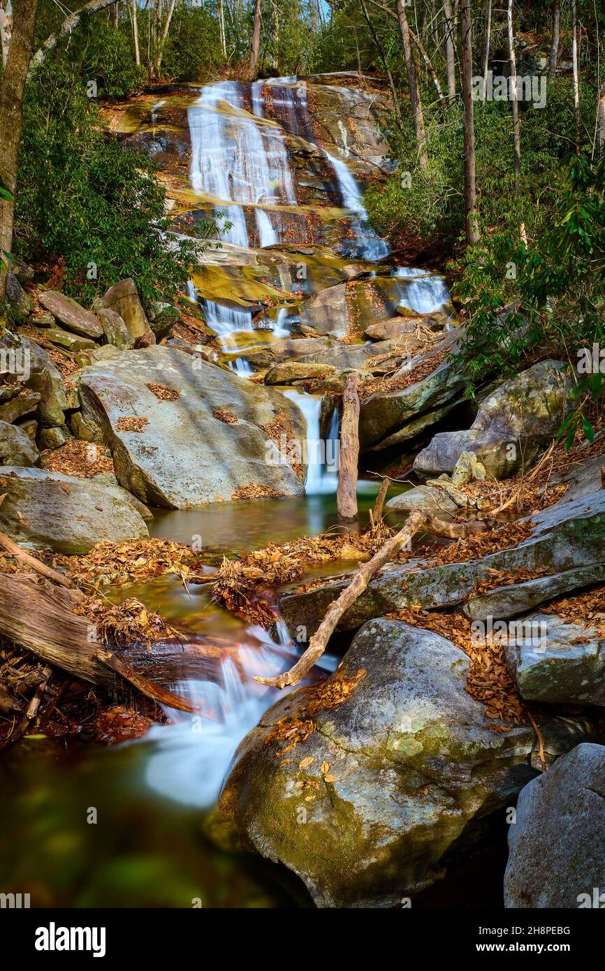Cove Creek Falls a Brevard, Carolina del Nord, USA. Foto Stock