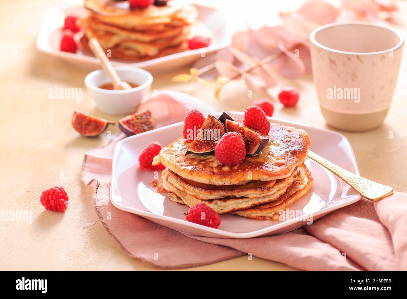 Syrniki - pancake al formaggio di quark o curd dolce con lampone fresco, fichi e acero sirup Foto Stock