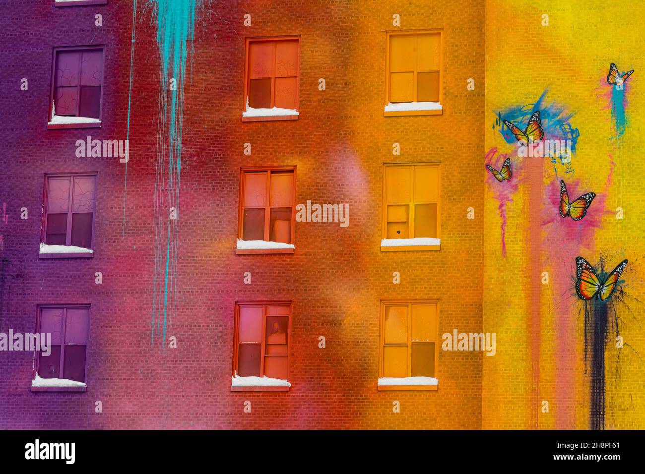 Vecchio edificio ospedaliero con colori murali e neve fresca, Greater Sudbury, Ontario, Canada Foto Stock