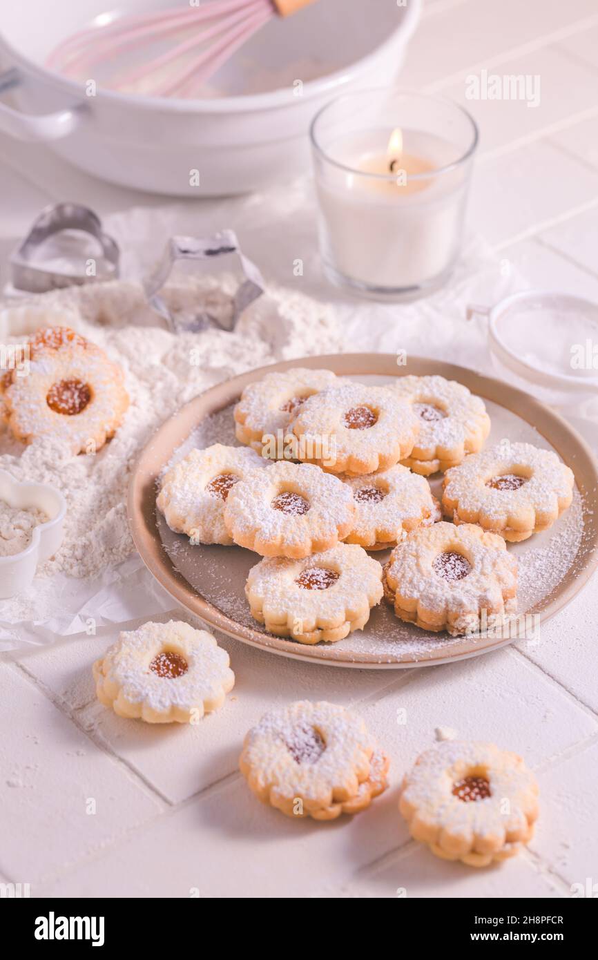 Biscotti di Natale fatti in casa con ingredienti da forno in bianco Foto Stock