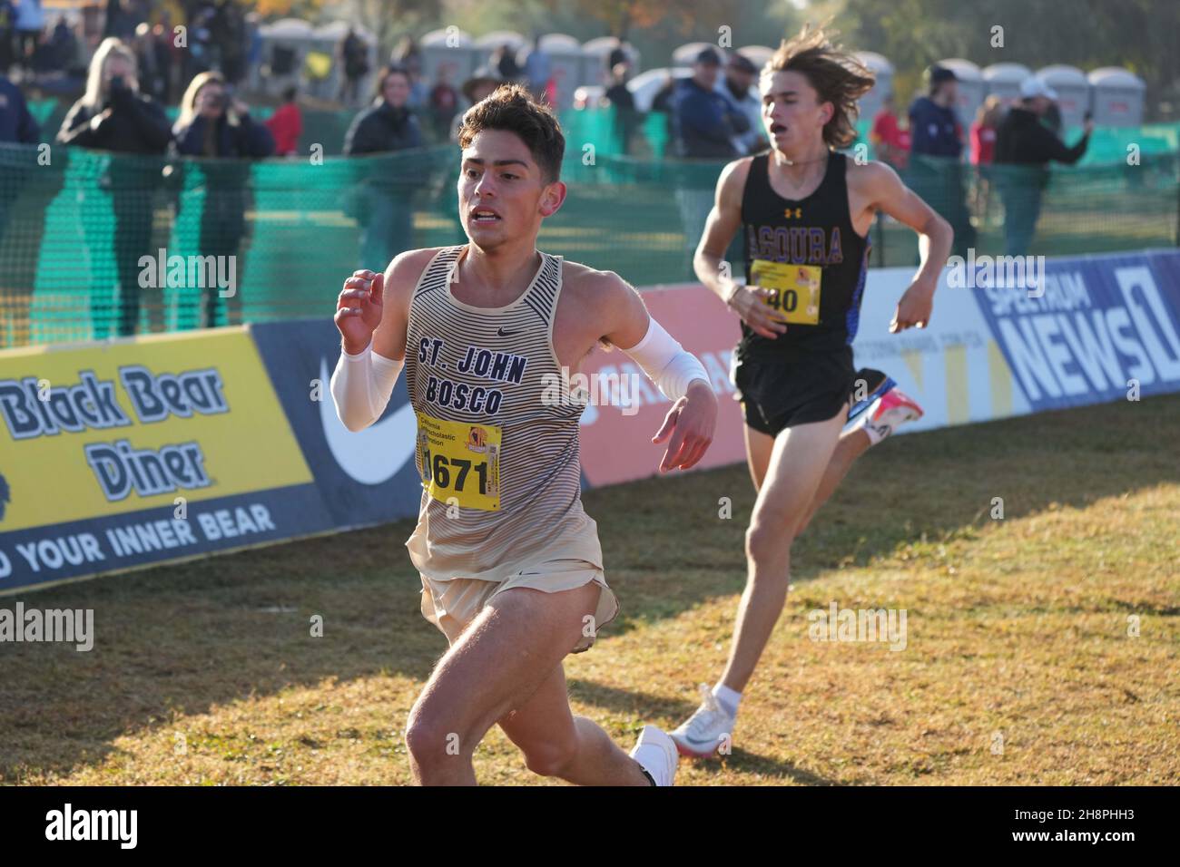 Christopher Chavez (1671) di St. John Bosco-SS si piazza quinto nella gara ragazzi della Divisione 3 nelle 15:16,1 durante i Campionati CIF State Cross Country al Woodward Park, sabato 27 novembre 2021, a Fresno, calib. Foto Stock