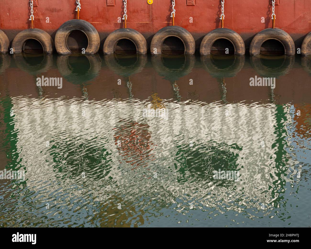 Pneumatici per camion utilizzati per la protezione lungo la paratia del canale Gowanus a Brooklyn NYC Foto Stock