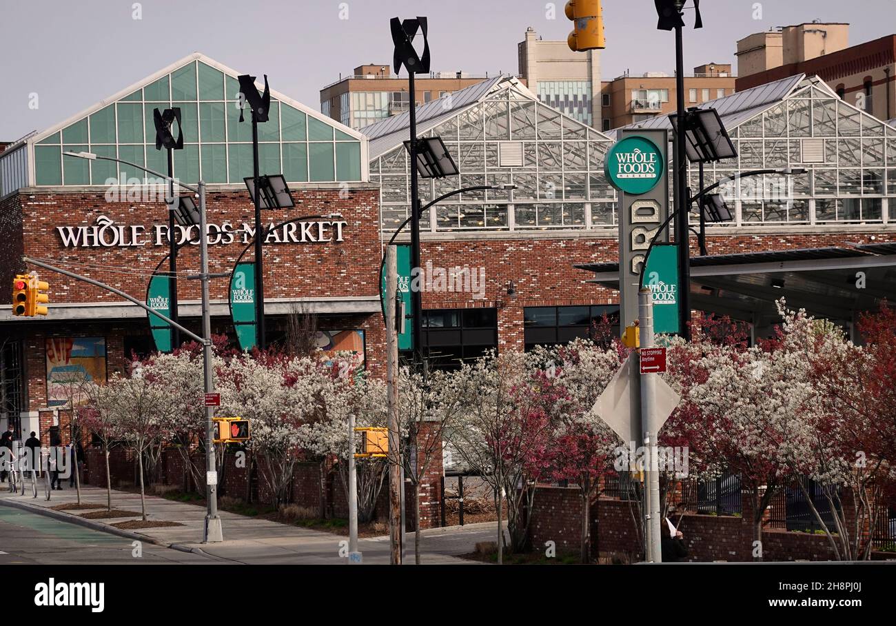 Mercato alimentare intero al ponte di terza strada del canale Gowanus a Brooklyn, New York Foto Stock