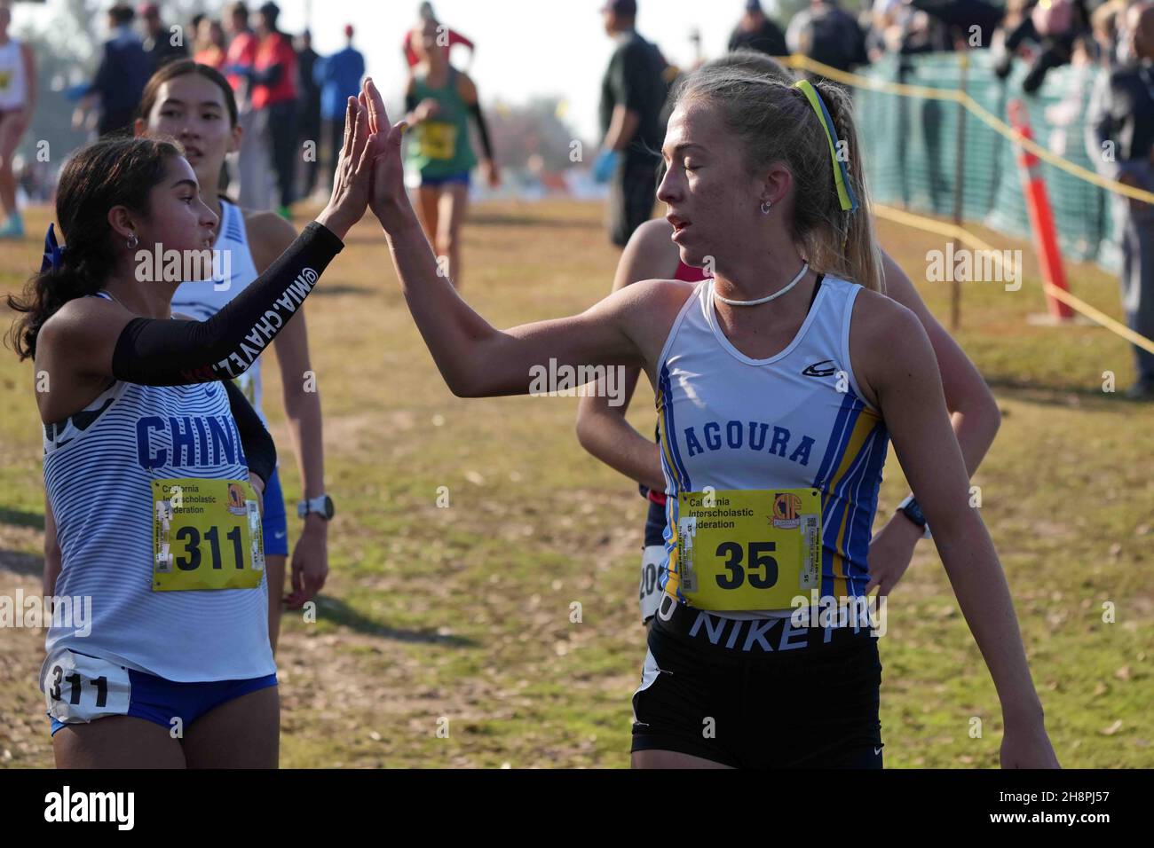Mia Chavez (311) di Chino-SS e Georgia Mccorkle (35) di Agoura-SS React dopo la gara femminile di Division 3 durante i Campionati CIF State Cross Country al Woodward Park, sabato 27 novembre 2021, a Fresno, calib. Foto Stock