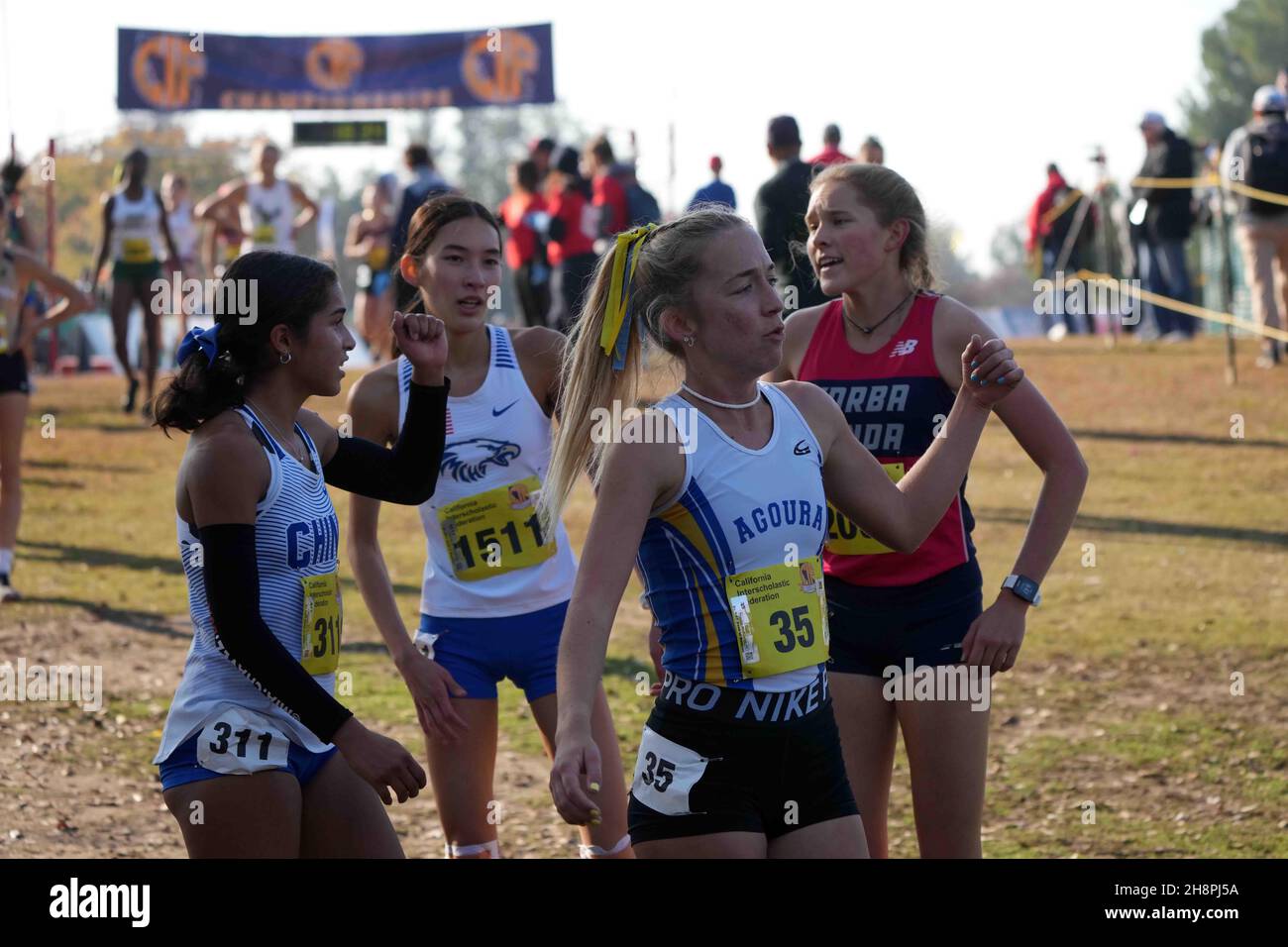 Mia Chavez (311) di Chino-SS, Sophie Polay (1511) di Santa Margarita-SS, Sydney Roma (2000) di Yorba Linda-SS e Georgia Mccorkle (35) di Agoura-SS React dopo la gara femminile di Division 3 durante i Campionati CIF State Cross Country al Woodward Park, sabato 27 novembre 2021, a Fresno, calib. Foto Stock
