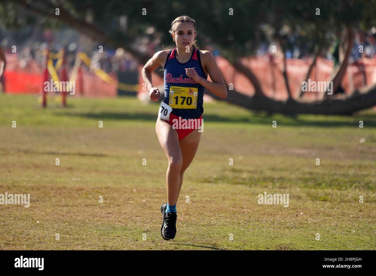 Sydney Sundgren (170) di Buchanan-CS si piazza terzo nella gara femminile di Division i alle 17:30,4, durante i Campionati CIF State Cross Country al Woodward Park, sabato 27 novembre 2021, a Fresno, calib. Foto Stock