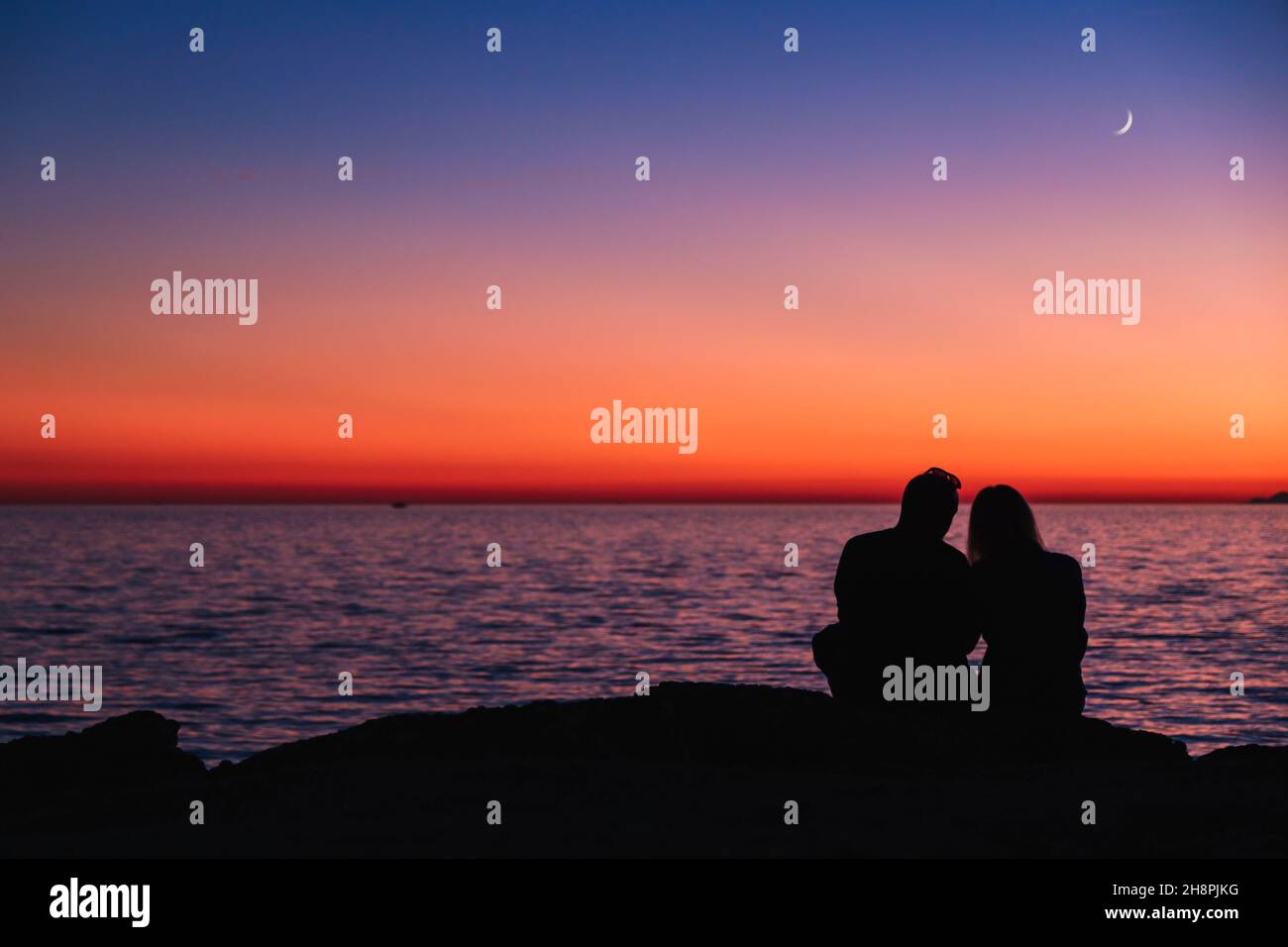 Uomo e donna silhouette guardando un romantico tramonto sul Mar Mediterraneo, Side, Antalya, Turchia. Spazio copia. Foto Stock