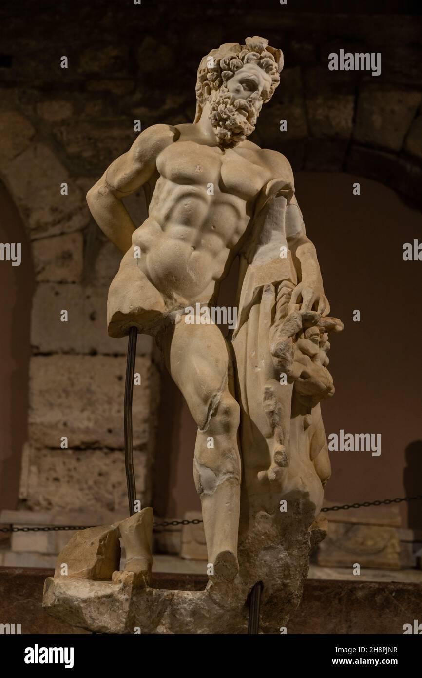 Museo Archeologico di Side, Antalya, Turchia - 14 novembre 2021; antiche statue marmoree romane di epoca ellenistica, romana e bizantina. Foto Stock
