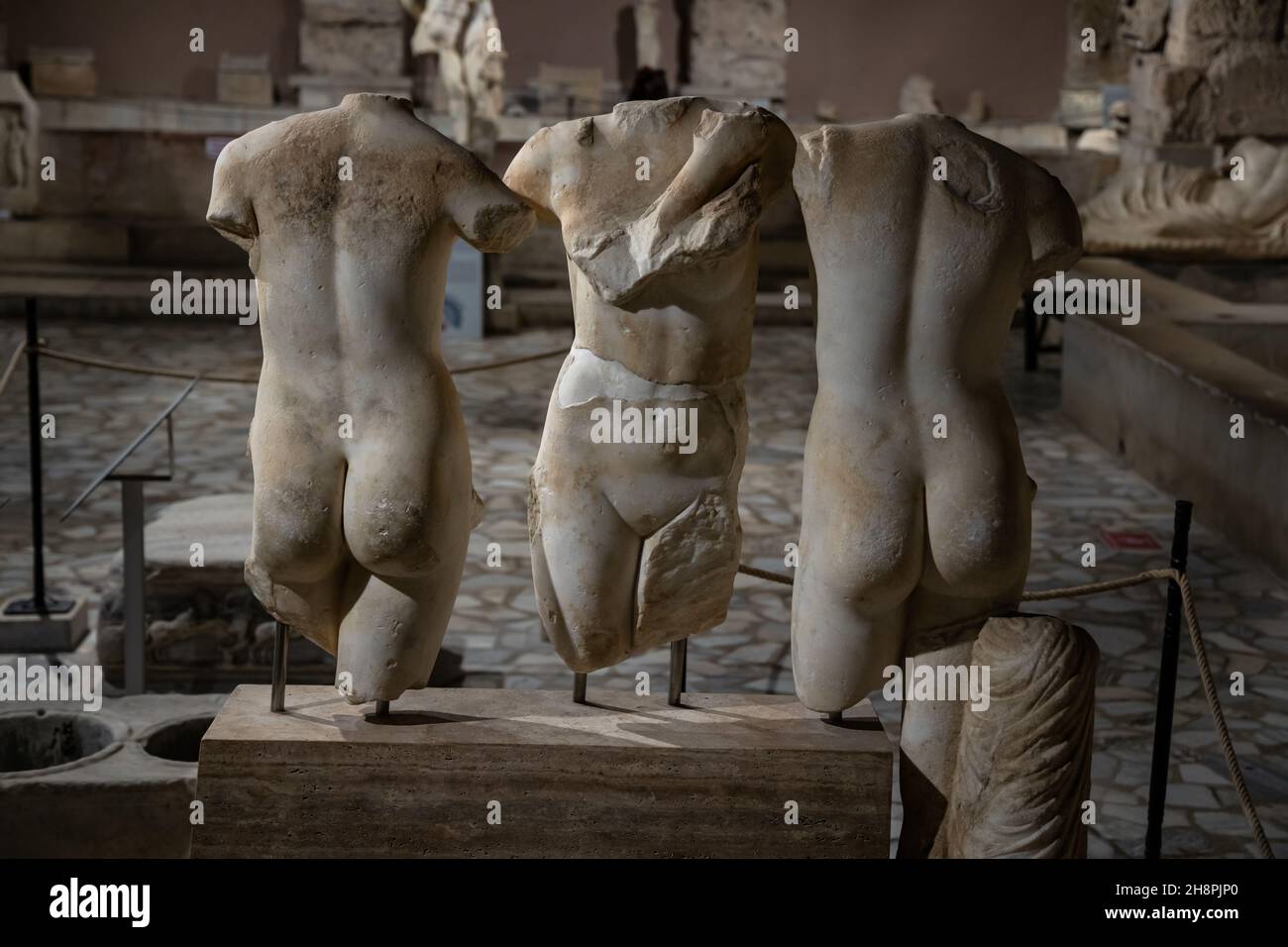 Museo Archeologico di Side, Antalya, Turchia - 14 novembre 2021; statue romane in marmo antiche raccolte dal ellenistico, romano e bizantino. Foto Stock