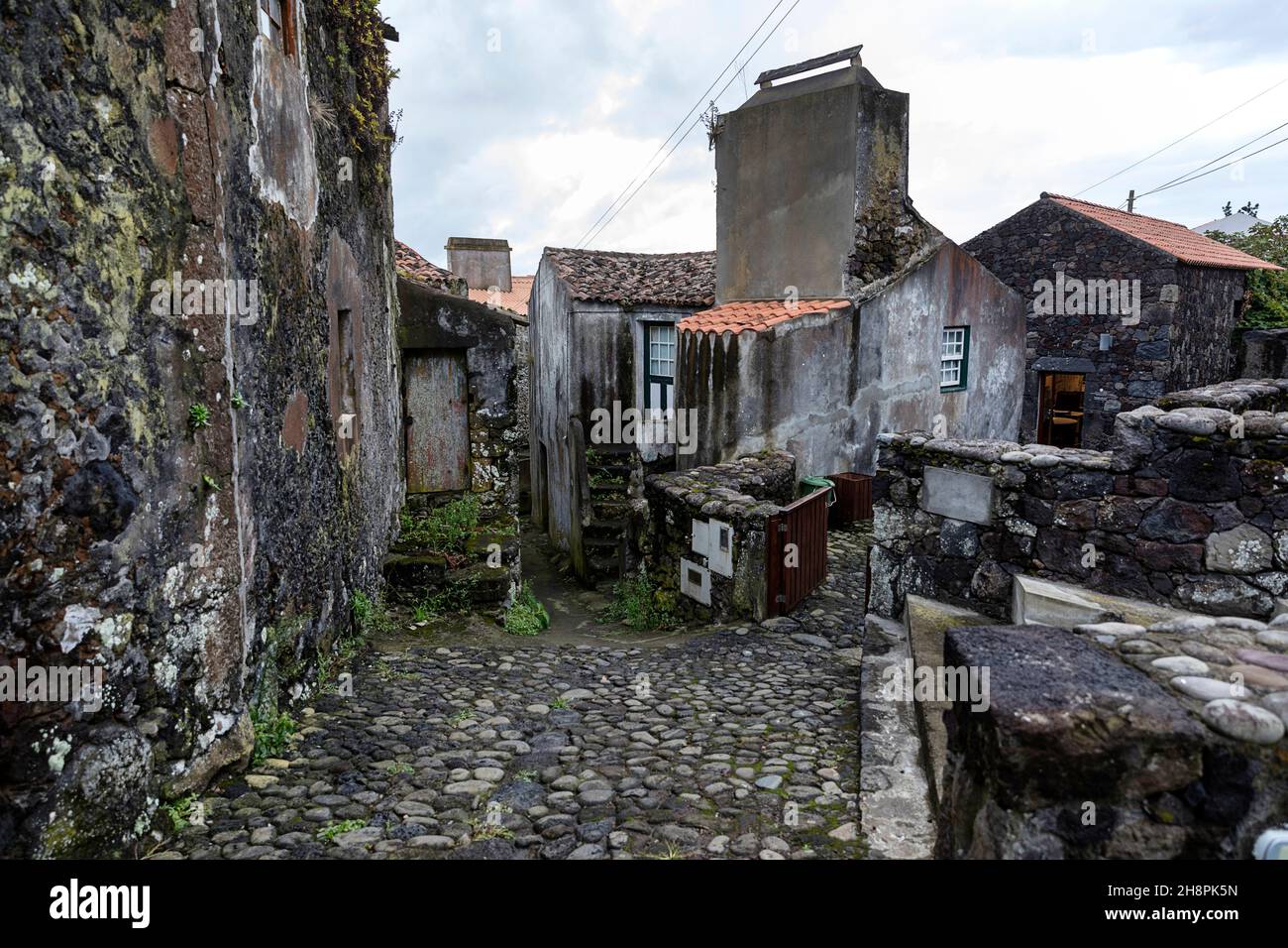 Antiche case in pietra, strade di Vila do Corvo, isola Corvo Azzorre Portogallo Foto Stock