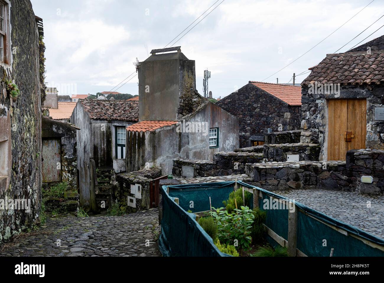 Antiche case in pietra, strade di Vila do Corvo, isola Corvo Azzorre Portogallo Foto Stock