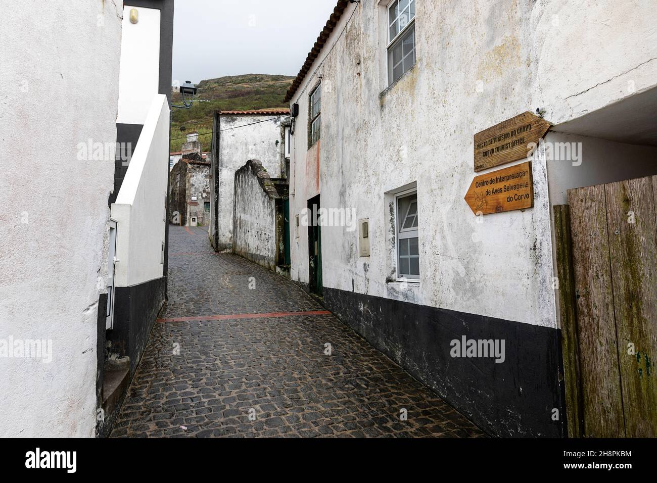 Segnaletica stradale in una strada stretta a Vila Nova do Corvo, Corvo Island Azzorre Portogallo Foto Stock