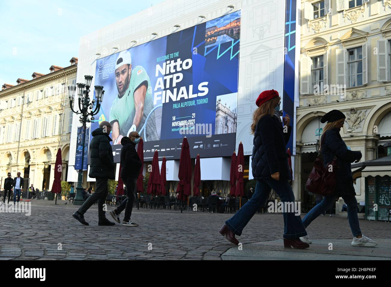 TORINO, ITALIA - 02 novembre 2021: Un enorme cartellone nella piazza principale accoglie l'imminente torneo di finali Nitto ATP, Torino, Italia; 2 novembre 2021 Foto Stock