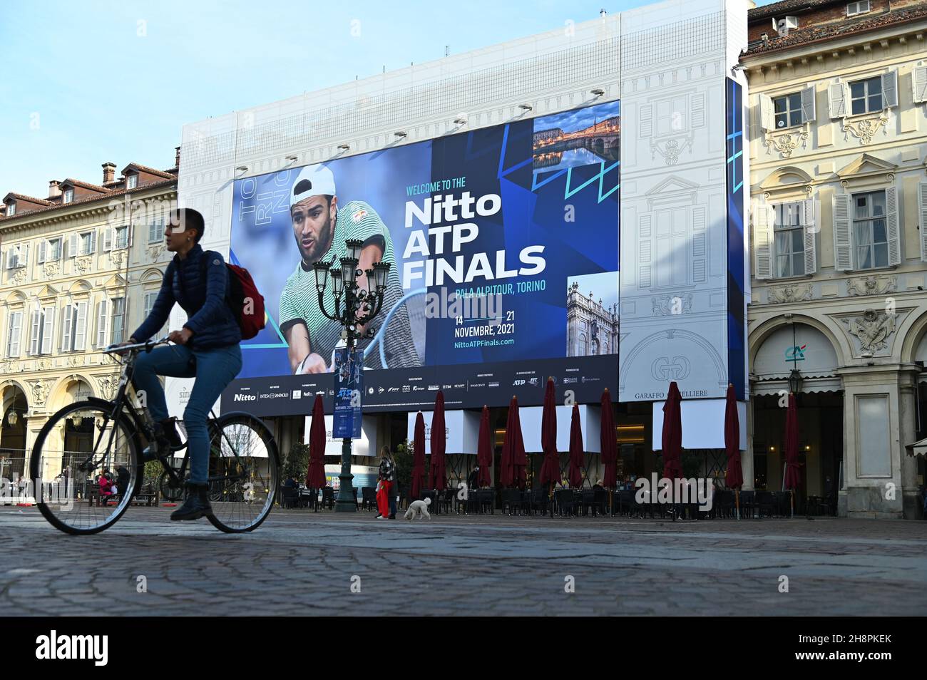 TORINO, ITALIA - 02 novembre 2021: Vista di un enorme cartellone delle prossime finali Nitto ATP nella piazza principale di Torino; 2 novembre 202 Foto Stock