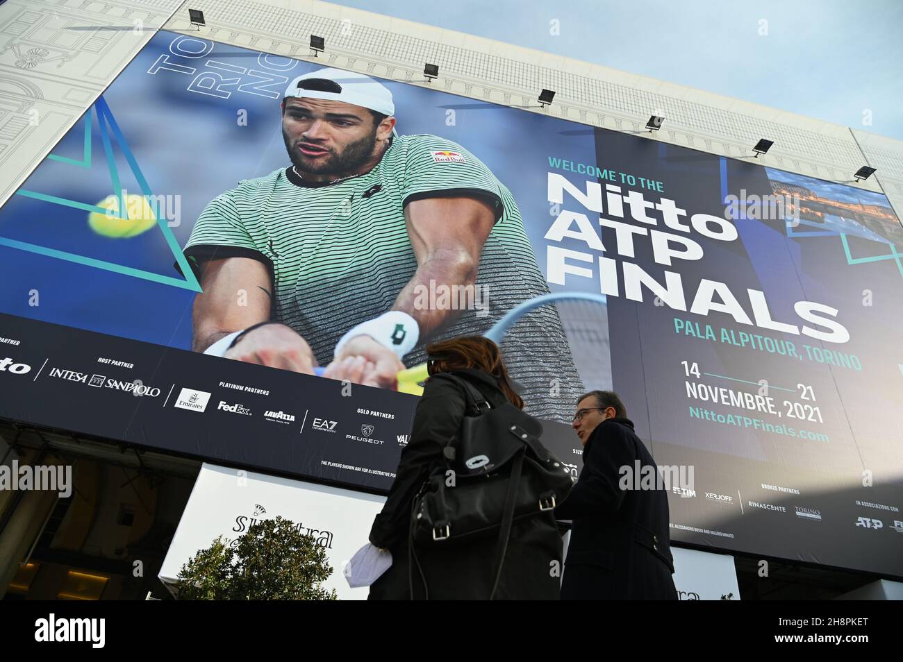 TORINO, ITALIA - 02 novembre 2021: Una vista a basso angolo di un enorme cartellone nella piazza principale dà il benvenuto all'imminente torneo Nitto ATP finale, Torino, Italia Foto Stock