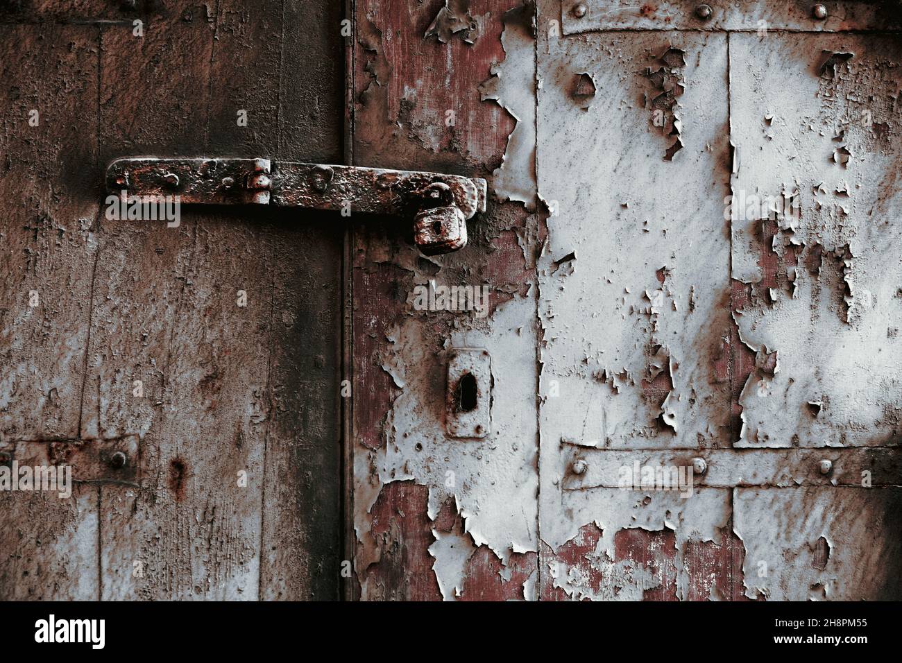 Serratura arrugginita con serratura imbullonata su porta in legno intemperato, Valletta, Malta, Europa Foto Stock