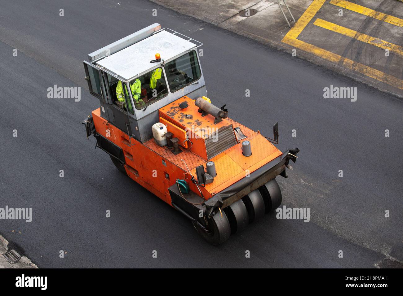 Rullo vibrante per lavori su strada. Pavimentazione in asfalto. Vista ad angolo alto Foto Stock