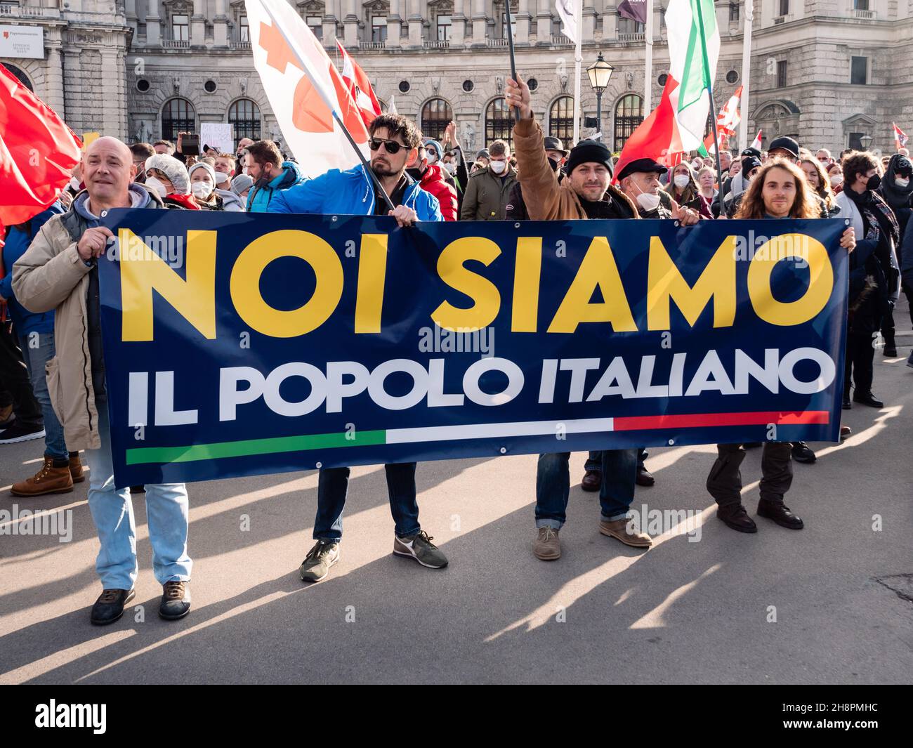 Vienna, Austria - Novembre 20 2021: Noi Siamo il Popolo Italiano - Siamo il Banner del Popolo Italiano all'Anti Covid misure e alla dimostrazione Anti Vax. Foto Stock