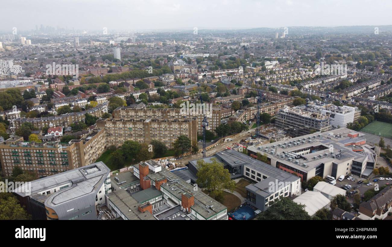 Appartamenti di nuova costruzione Clapham London torre gru in vista dal drone Foto Stock