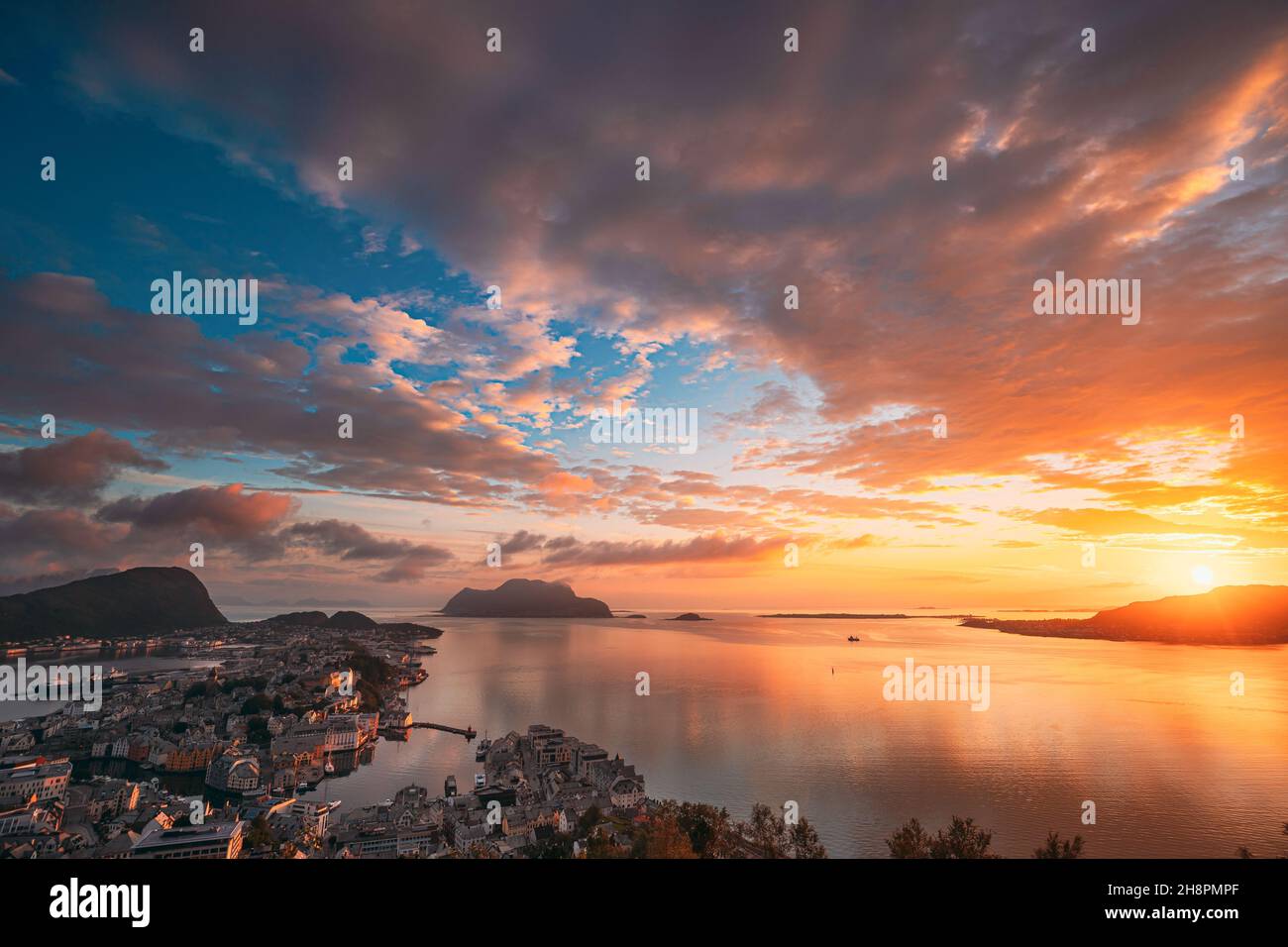 Alesund, Norvegia. Incredibile Natural Bright Sunset drammatico Cielo in colori caldi sopra le isole Alesund. Famoso punto di riferimento norvegese e destinazione popolare Foto Stock