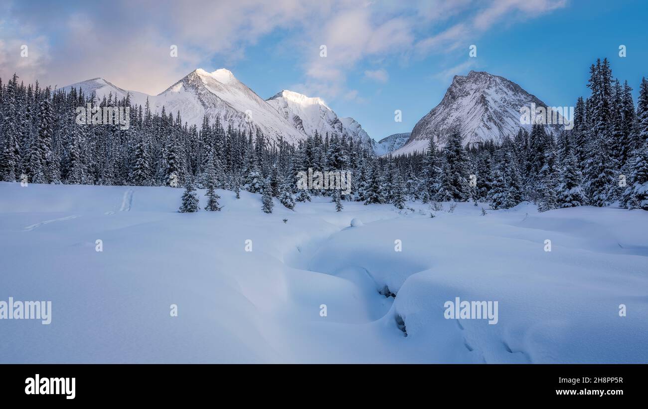 Viaggiare sulle Montagne Rocciose canadesi nella neve, pioggia, sole, pioggia, escursioni e racchette da neve. Foto Stock