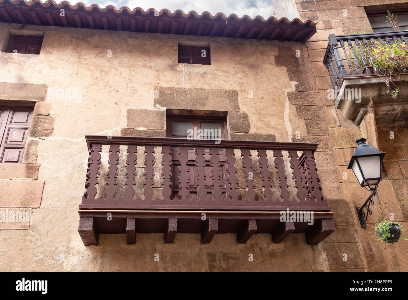 Tipico balcone in legno a Poble Espanyol, Villaggio Spagnolo a Barcellona, Catalogna, Spagna. Foto Stock Tipico balcone in legno a Poble Espanyol, Villaggio Spagnolo a Barcellona, Catalogna, Spagna. Foto Stock