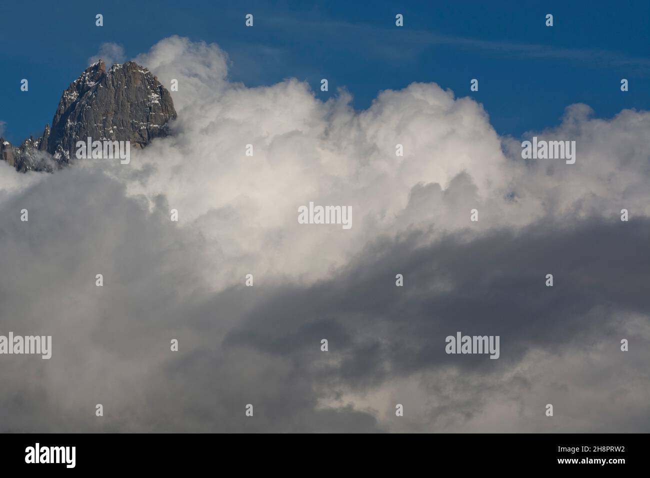 Die gigantische Felswand der Drus, umhüllt vom Wolkenmeer Foto Stock