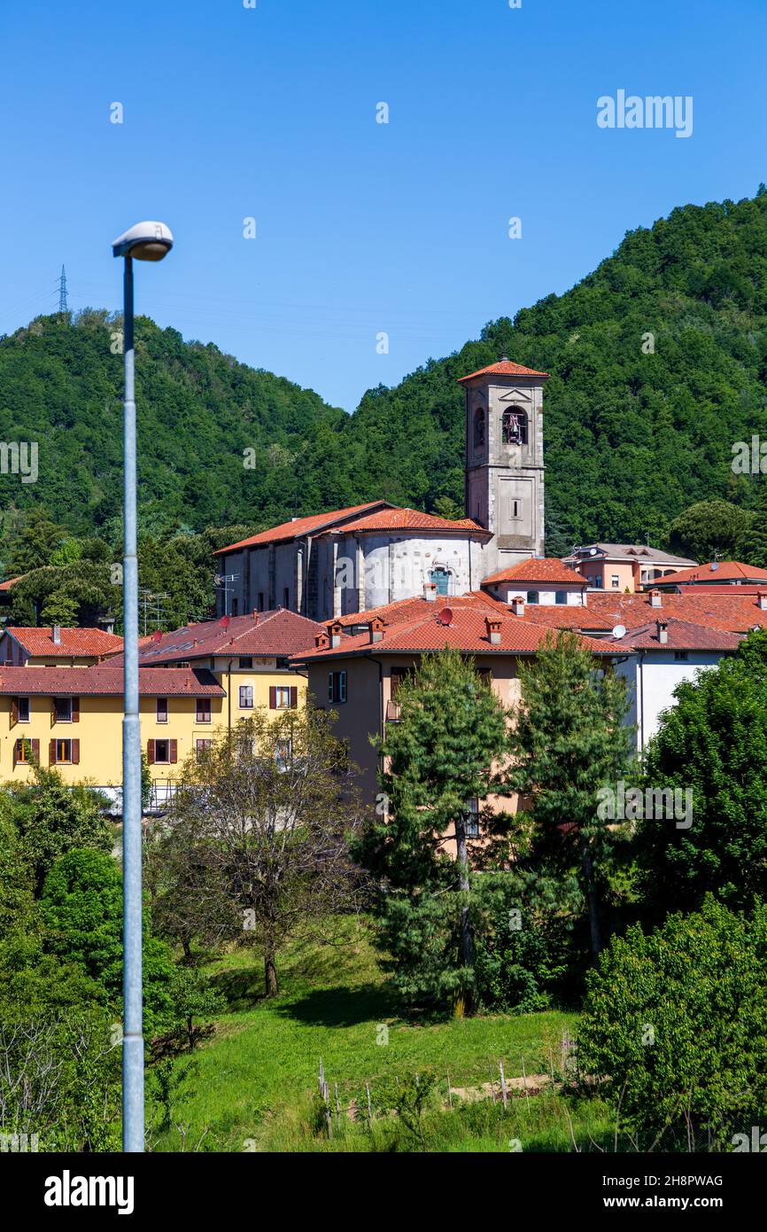 Santa Maria Hoe, Lecco, Lombardia, Italia: Vista panoramica con la Chiesa di Beata Vergine Addolorata in una giornata di sole Foto Stock