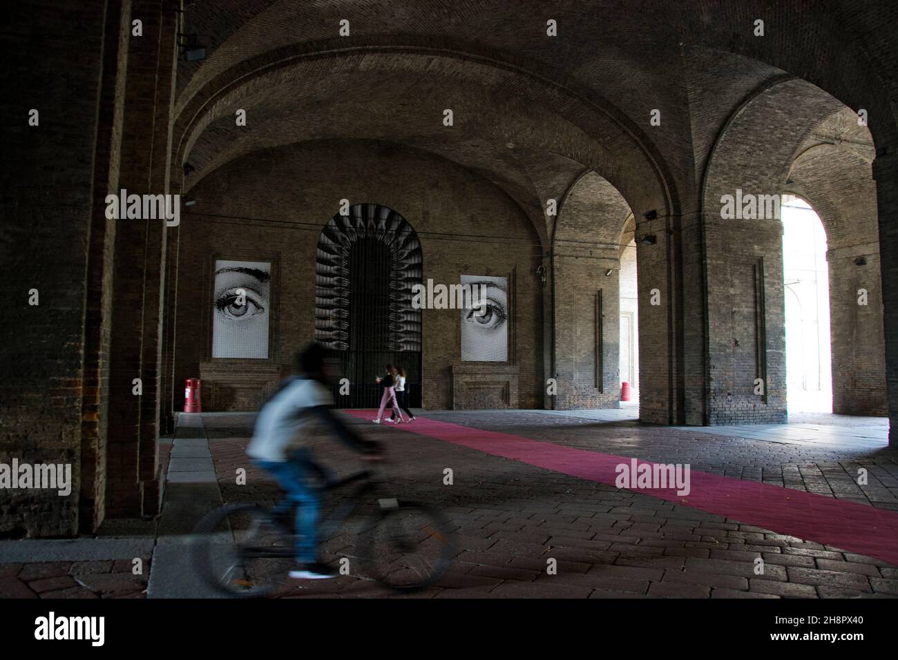 Markante Damenaugen im Eingangsbereich des Palazzo della Pilotta di Parma Foto Stock