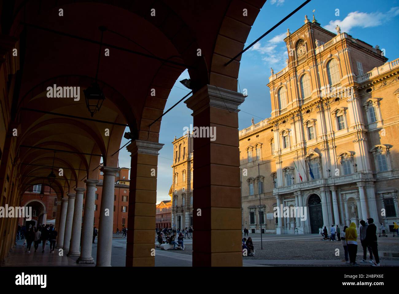 Der Palazzo Ducale in Modena wird von den letzten Sonnenstrahlen beleuchtet Foto Stock