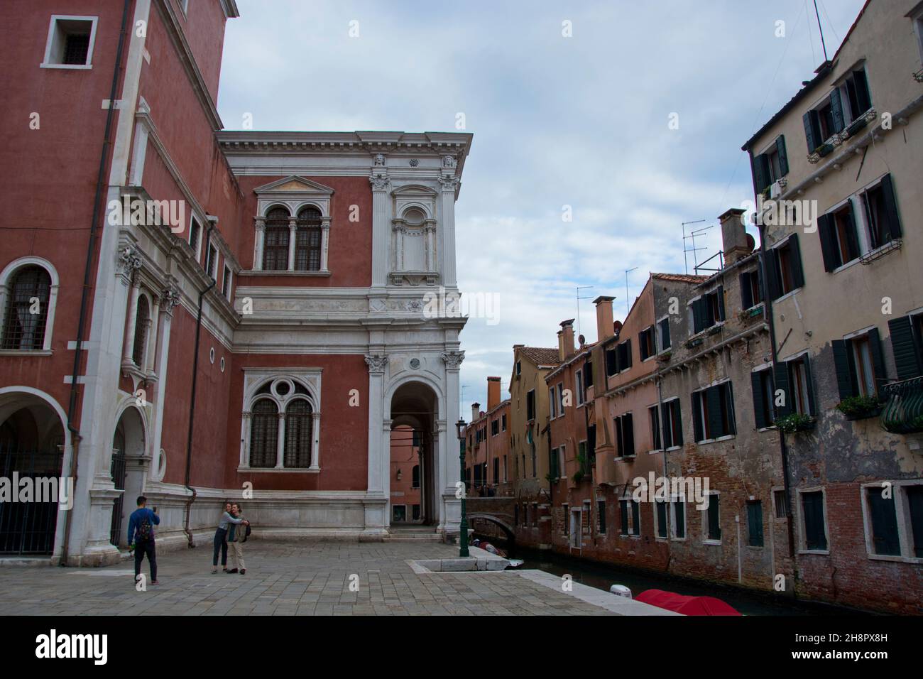 Ein Paar posiert vor einem Palast in Venedig Foto Stock