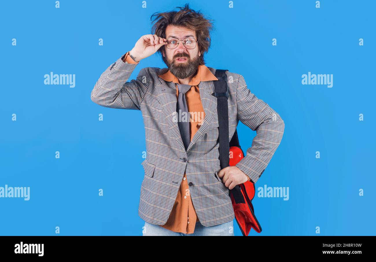 Confuso uomo d'affari o insegnante in occhiali con valigetta. Uomo bearded in vestito. Affari. Istruzione. Foto Stock