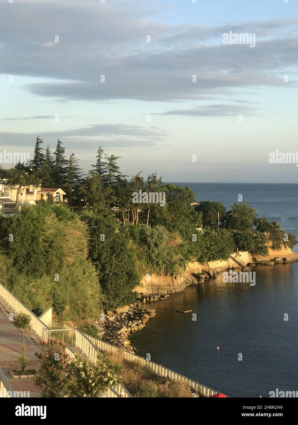 Foto verticale di una città costiera sulle scogliere boscose Foto Stock