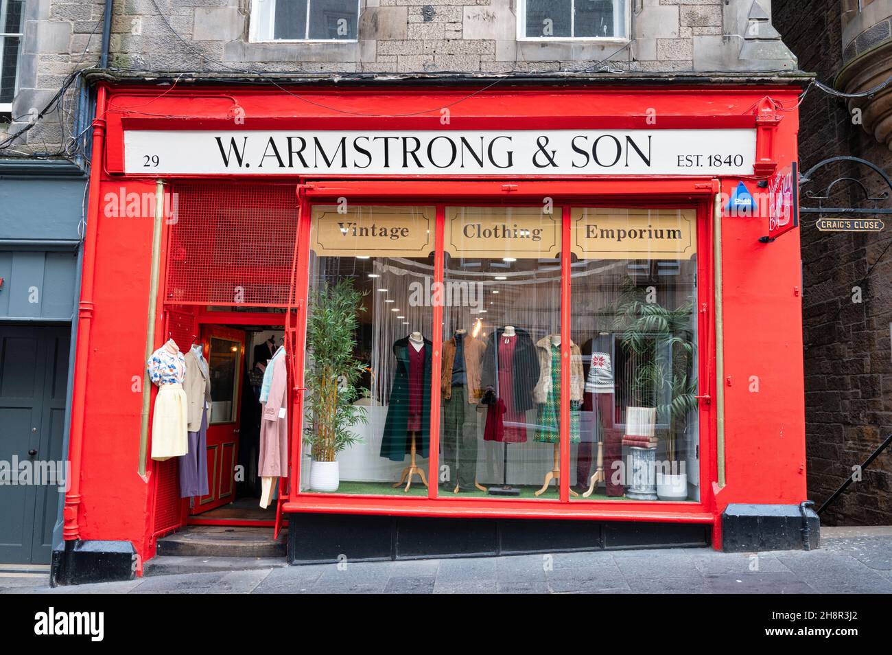 Edimburgo, Scozia - 20 novembre 2021: La parte anteriore del negozio di abbigliamento W Armstrong e Son vintage a Edimburgo. Foto Stock