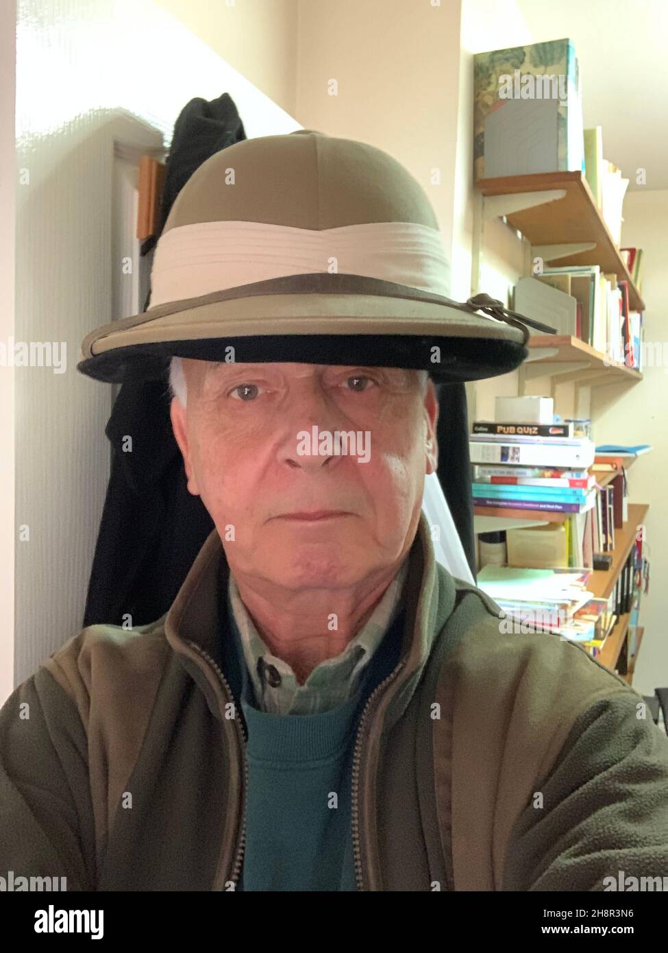 Uomo che indossa un cappello o un casco persona casco tropicale soldato militare tipo di abbigliamento persone che indossano abiti eleganti tipo di uniforme britannica persona Foto Stock