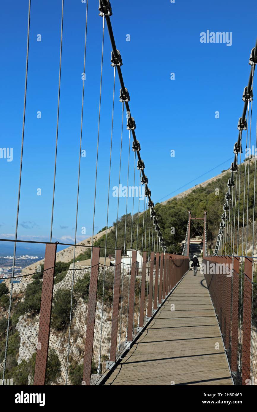 Il turista attraversa il Windsor Suspension Bridge a Gibilterra Foto Stock