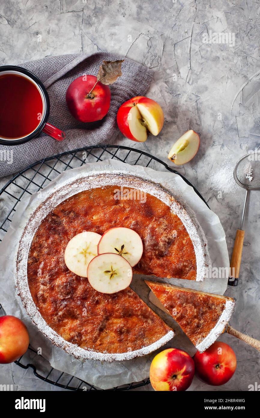 Deliziosa torta di mele fatta in casa, vista dall'alto, sfondo grigio Foto Stock