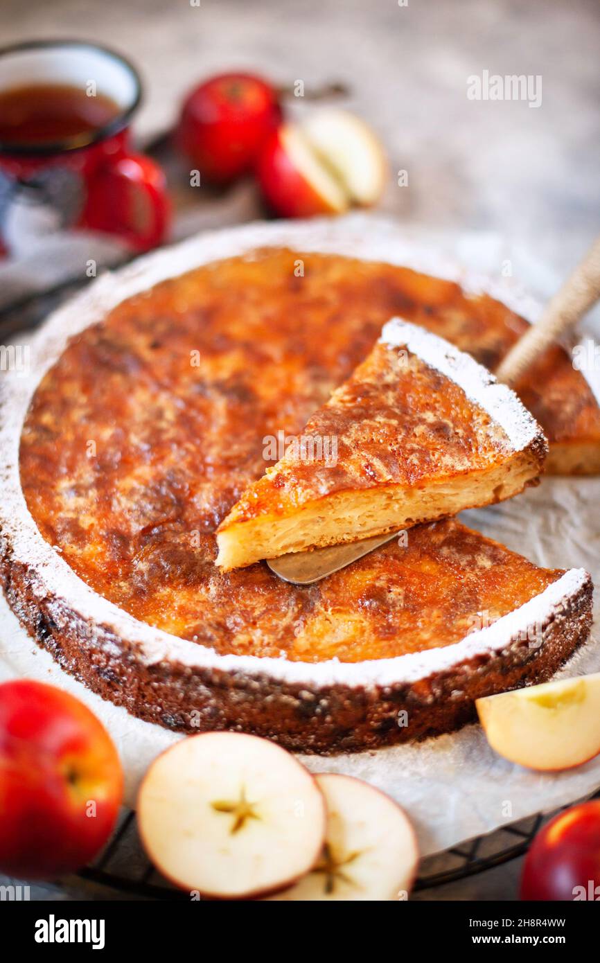 Torta di mele deliziosa fatta in casa, da vicino Foto Stock