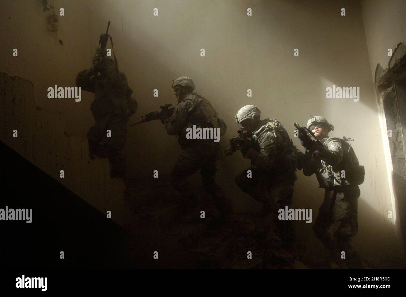 090606-N-6891S-102 Soldati dell'esercito degli Stati Uniti con la compagnia Echo, 5° reggimento di cavalleria, 172° Brigata di fanteria preparano a liberare una scala durante un esercizio di addestramento combinato con i soldati iracheni vicino a Bahbahbahani, Iraq, il 6 giugno 2009. Foto DOD di Petty Officer 2a Classe Kim Smith, Marina degli Stati Uniti. (Rilasciato) Foto Stock