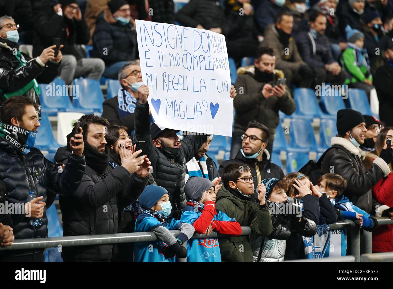 Reggio Emilia, Italia. 01 dicembre 2021. Napoli tifosi a Reggio Emilia negli Stati Uniti Sassuolo vs SSC Napoli, Campionato italiano di calcio A partita a Reggio Emilia, Italia, Dicembre 01 2021 Credit: Agenzia fotografica indipendente/Alamy Live News Foto Stock